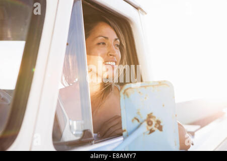 Junge weibliche Surfer auf der Suche von Pick-up LKW-Fenster, Leucadia, Kalifornien, USA Stockfoto