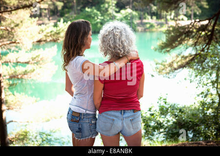 Mutter und Tochter, die Natur genießen, die blauen Pool, Wareham, Dorset, Großbritannien Stockfoto