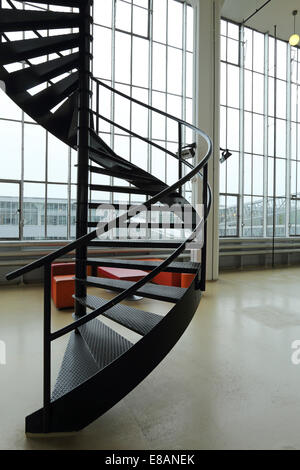 Wendeltreppe in der Van Nelle Fabrik in Rotterdam, Niederlande. Stockfoto