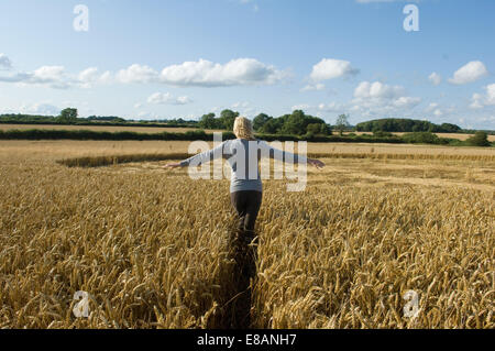 Frau auf Feld Stockfoto