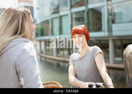 Freunde im Chat Kanal, East London, UK Stockfoto