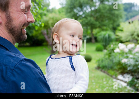 Vater mit Tochter im Garten Stockfoto