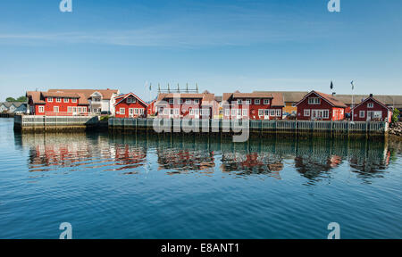 traditionelle Rorbuer Fishermens Kabinen in Svolvaer Hafen auf den Lofoten, Norwegen Stockfoto