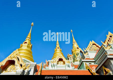 Höhepunkt am Phra Mahathat Chedi Phakdi Prakat, schöne goldene Pagode des berühmten auf Thongchai Berg in Ban Krut, Prachuap Khir Stockfoto