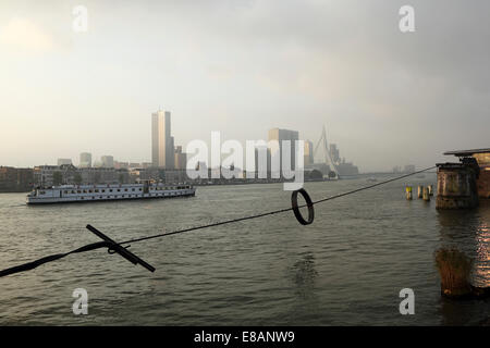 Einem dunstigen Morgen in Rotterdam, Niederlande. Stockfoto