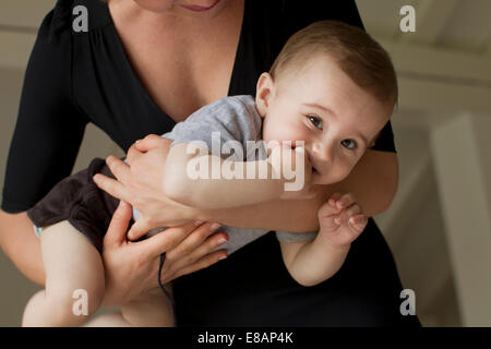 Mutter Holding baby boy Stockfoto