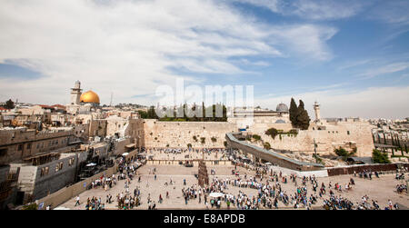 Israel, Jerusalem, Klagemauer mit der vergoldeten Haube des Felsens auf der linken Seite und die al-Aqsa-Moschee auf der rechten Seite Stockfoto