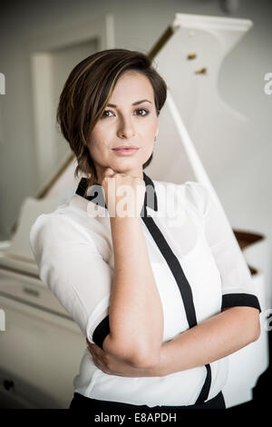 Junge Frau zum Kinn ruht, portrait Stockfoto