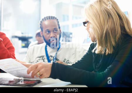 Weibliche Dozentin und College-Studenten mit informellen Diskussion im Klassenzimmer Stockfoto