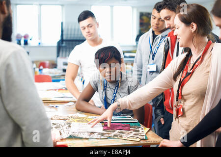 Weibliche Dozentin Gruppe von Studenten in Textile Klasse zu präsentieren Stockfoto