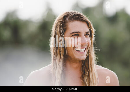 Mann in langen Haaren mit breiten Lächeln Stockfoto