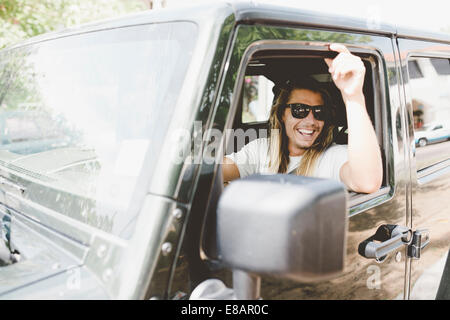 Mann hinter Räder aus van Stockfoto
