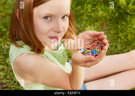 Porträt eines Mädchens im Garten hält Gummibänder Stockfoto