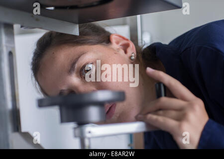 Nahaufnahme von Ingenieurin Blick auf Ventil in Fabrik Stockfoto