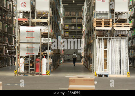 Gang in einem Lagerhaus Baumarkt mit waren in Regalen und in Kisten auf
