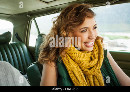 Lächelnde junge Frau in Auto, Cape Town, Western Cape, Südafrika Stockfoto