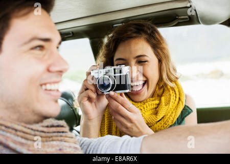 Junge Frau fotografieren Freund während der Fahrt, Cape Town, Western Cape, Südafrika Stockfoto