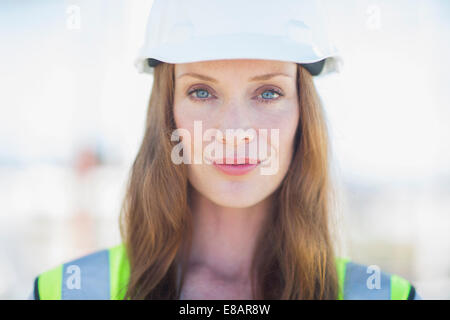 Porträt von weiblichen Bauleiter auf der Baustelle hautnah Stockfoto