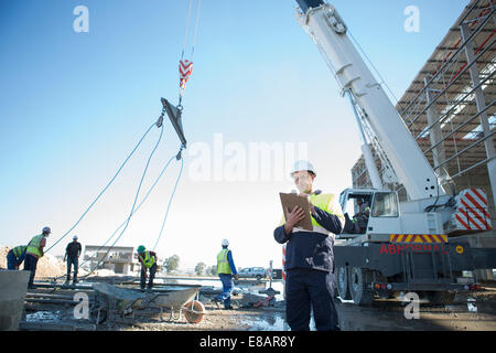 Bauleiter mit Zwischenablage auf Baustelle Stockfoto