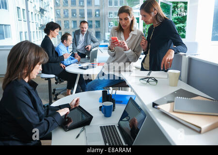 Sechs Unternehmerinnen und Unternehmern im geschäftigen Büro arbeiten Stockfoto