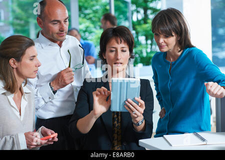 Geschäftskollegen Blick auf digital-Tablette im Büro Stockfoto