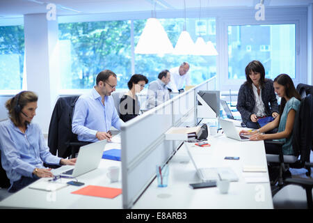 Business-Team an ihren Schreibtischen in geschäftiges Büro Stockfoto
