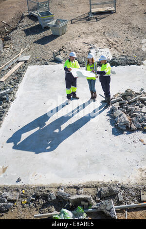 Erhöhte Ansicht von Architekten und Bauleiter auf der Baustelle treffen Stockfoto