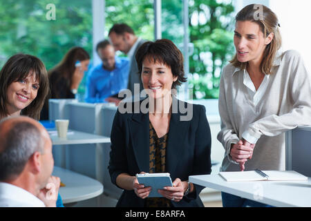 Geschäftskollegen mit informellen Treffen in Büro Stockfoto