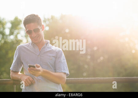 Junger Mann mit Handy Stockfoto