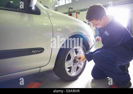 Männliche Schüler Mechaniker Verschärfung Autorades in College-garage Stockfoto