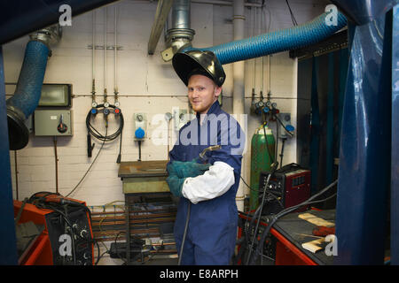 Porträt von männlichen Studenten Schweißer in College-workshop Stockfoto