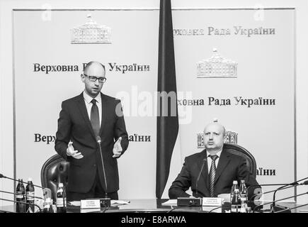 3. Oktober 2014 - Premierminister der Ukraine Arsenij Jazenjuk und Vorsitzender des das Verkhovna Rada der Ukraine Olexandr Turtschynow traf sich mit Mitgliedern des All-ukrainischen Rat der Kirchen und religiösen Organizations.Alexander Turchin bat die Teilnehmer der Veranstaltung Aufruf Anbeter für vorgezogene Parlamentswahlen zu gehen. In der Zwischenzeit montiert sagte über die Bedrohung des inter-religiösen Konflikt in der Ukraine und harten Aussagen zu unterlassen und Greifer Tempel macht. Darüber hinaus bat die Vertreter der Kirchen Beamten, Bemühungen um die Vertriebenen zu gewährleisten und zu verhindern, dass eine humanitäre d besser zu koordinieren Stockfoto