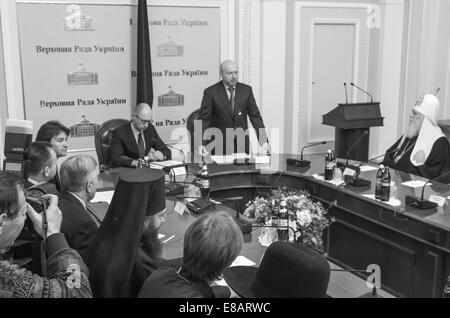 3. Oktober 2014 - Premierminister der Ukraine Arsenij Jazenjuk und Vorsitzender des das Verkhovna Rada der Ukraine Olexandr Turtschynow traf sich mit Mitgliedern des All-ukrainischen Rat der Kirchen und religiösen Organizations.Alexander Turchin bat die Teilnehmer der Veranstaltung Aufruf Anbeter für vorgezogene Parlamentswahlen zu gehen. In der Zwischenzeit montiert sagte über die Bedrohung des inter-religiösen Konflikt in der Ukraine und harten Aussagen zu unterlassen und Greifer Tempel macht. Darüber hinaus bat die Vertreter der Kirchen Beamten, Bemühungen um die Vertriebenen zu gewährleisten und zu verhindern, dass eine humanitäre d besser zu koordinieren Stockfoto