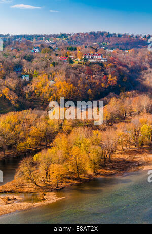 Herbstliche Aussicht auf Park-Insel und der oberen Stadt von Harpers Ferry, West Virginia. Stockfoto
