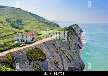 Flysch in Zumaia Coatline an sonnigen Tag Stockfoto