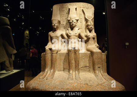 Italien Piemont Turin ägyptische Museum Statuary König Ramesses II mit dem Gott Amun und die Göttin Mut Dynastie XIX Herrschaft von Rames Stockfoto