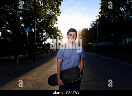 Porträt des jungen Mannes mit skateboard Stockfoto