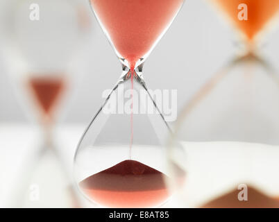 Eine Vielzahl von Stunden Glas Timer im Einsatz Stockfoto