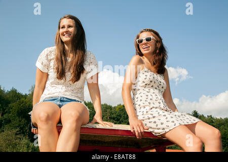 Zwei junge Frauen sitzen im trailer Stockfoto