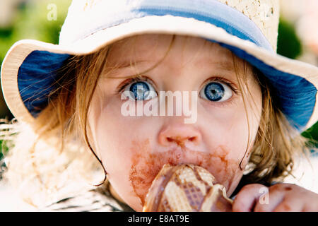 Junges Mädchen essen Eiscreme-Kegel Stockfoto