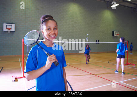 Junge Frau auf Badmintonplatz, Porträt Stockfoto