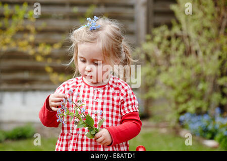 Junge Mädchen tragen karierte Kleid mit Blumen Stockfoto