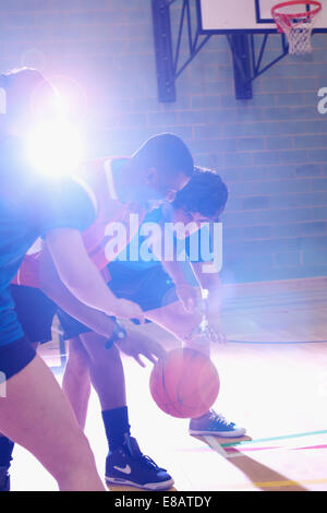 Menschen, die Basketball spielen Stockfoto