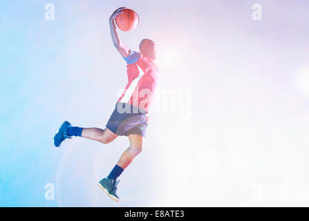 Männer Basketball Spieler werfen ball Stockfoto