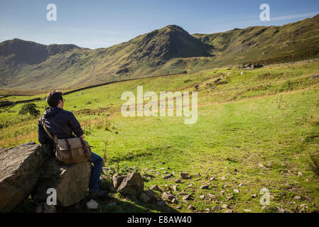 Junge männliche Wanderer in Martindale, englischen Lake District. Stockfoto