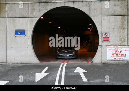 seltene Einblick in den Servicetunnel im Eurotunnel zwischen Großbritannien und Frankreich mit einem Elektroauto auf der französischen Seite Stockfoto