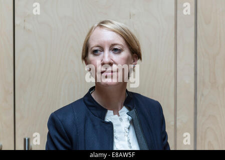 Eine kurze Haaren Geschäftsfrau im Anzug steht in einem natürlichen Holz-Konferenzraum Stockfoto