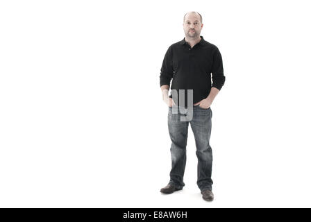 Bild von einem Mann mit seinen Händen in den Taschen leeren Ausdruck auf seinem Gesicht schaut in die Kamera, weißer Hintergrund Stockfoto