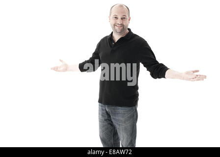 Durchschnittliche Mann in einem schwarzen Top und Jeans mit seinen Armen auf der Suche zufrieden Schuss auf weißem Hintergrund Stockfoto