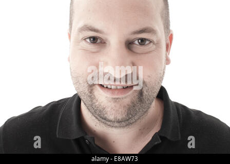 Aufnahme eines jeden Tag Menschen mit einem frechen Ausdruck und Stoppeln und großen braunen Augen Blick in Kamera hautnah Stockfoto
